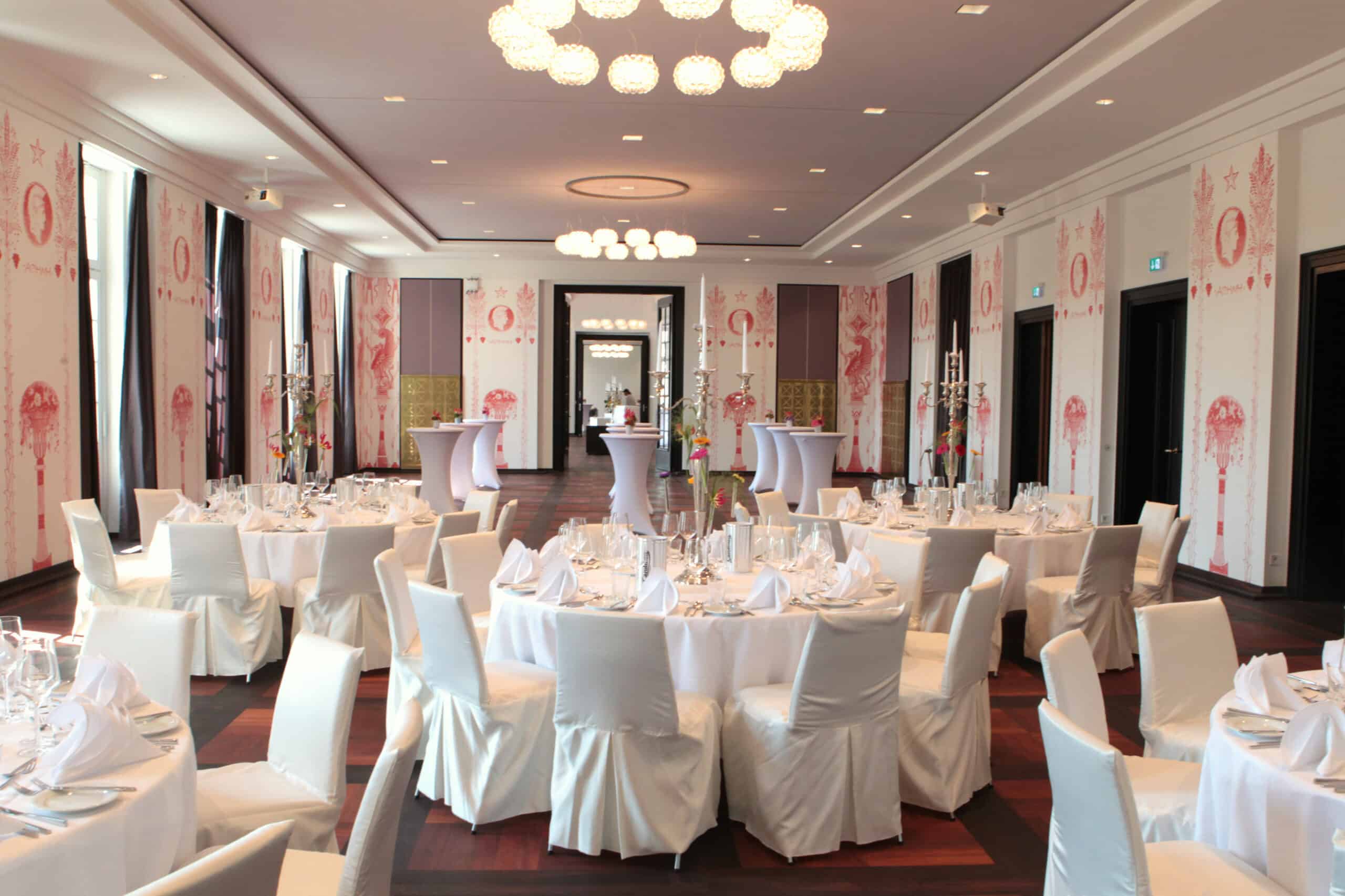 Roter Saal Bankett + Stehtische ©Dröse & HCC Hannover Festsäle im HCC erstrahlen in neuem Glanz. Feierliche Wiedereröffnung mit Gästen aus Politik und Wirtschaft. (Foto: Rainer Droese)